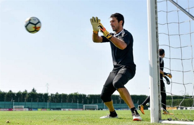Buffon và đồng đội quyết tâm lấy lại niềm tin từ NHM Juventus - Bóng Đá