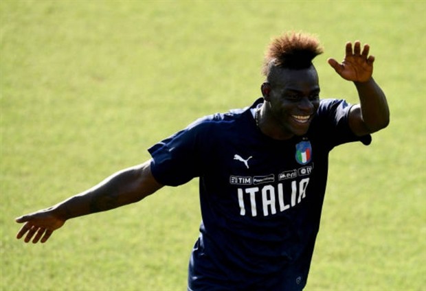 Tóc của Balotelli trở thành tâm điểm sờ mó trên tuyển Italia - Bóng Đá