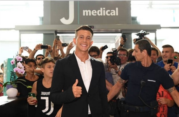 'Mất' số 10, Bernardeschi vẫn vui vẻ khoe áo mới của Juventus - Bóng Đá