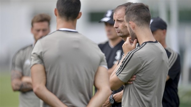 HLV Allegri đầy nghiêm khắc trong buổi tập đầu cùng Ronaldo - Bóng Đá