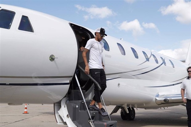 Neymar được chào đón như ông Hoàng tại Paris - Bóng Đá