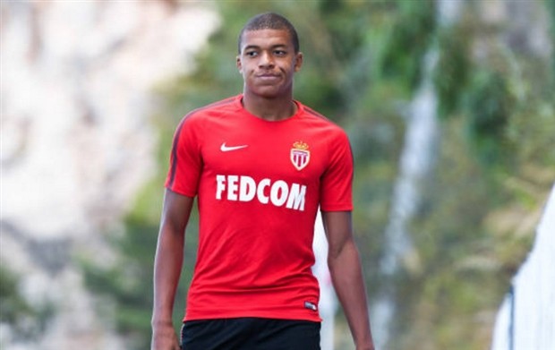 PSG rút lui, Mbappe lủi thủi ra sân tập cùng Monaco - Bóng Đá