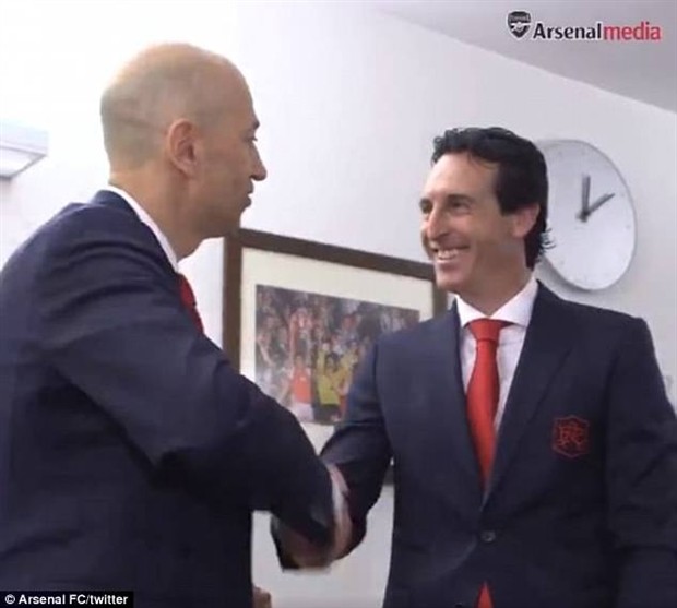  Unai Emery ngượng ngùng cầm trên tay chiếc áo của Arsenal - Bóng Đá