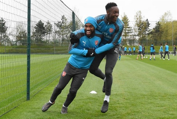 Giữa vạn tin đồn, mục tiêu của Man Utd vẫn vui vẻ tập cùng Lazio - Bóng Đá