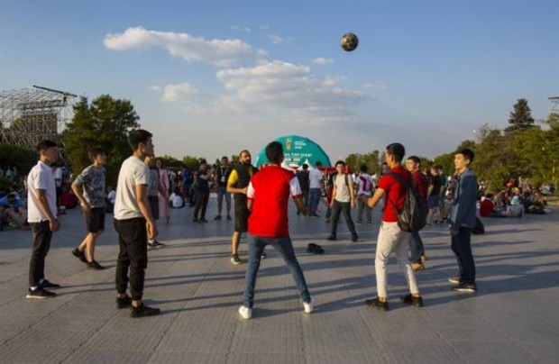 Toàn cảnh đa sắc màu tại khu vực Fanfest tại Moscow - Bóng Đá
