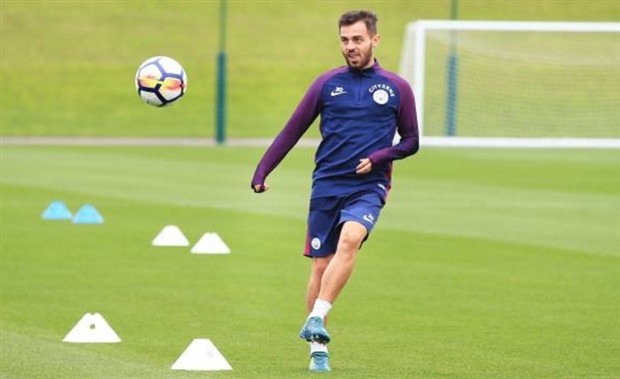 Tân binh Bernardo Silva liên tục pha trò trên sân tập của Man City - Bóng Đá