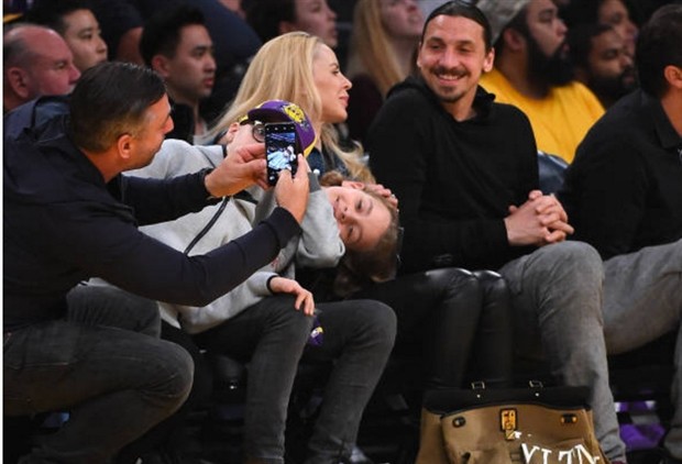Ibra trông cực kỳ nhỏ bé khi đứng bên cạnh huyền thoại làng NBA - Bóng Đá