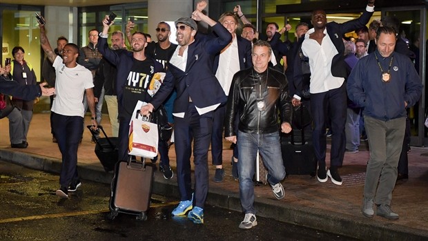 Buffon và đồng đội quẩy nhiệt tình cùng 300 'anh em' tại Turin - Bóng Đá