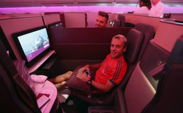 Dàn sao Munich 'hả hê' khi được ngồi khoang hạng VIP đi du đấu - Bóng Đá