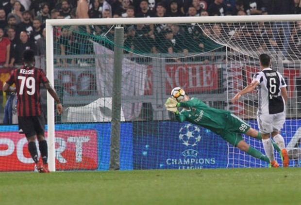 Hủy diệt Milan, Buffon ôm đồng đội khóc nức nở  - Bóng Đá