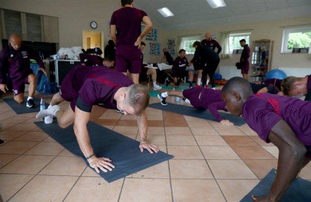 Joe Hart nỗ lực ghi điểm trên sân tập của West Ham - Bóng Đá