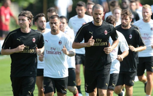 Mặc thượng tầng khủng hoảng, CĐV vẫn 'đốt lửa' trên sân tập Milan  - Bóng Đá