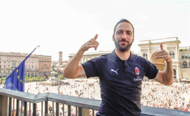Nghìn người hân hoan chào mừng Higuain và Caldara tới Milan - Bóng Đá