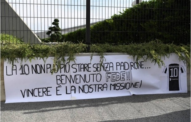 'Mất' số 10, Bernardeschi vẫn vui vẻ khoe áo mới của Juventus - Bóng Đá