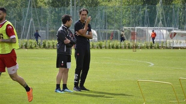 Tượng đài Nesta nghiêm nghị trong ngày đầu làm HLV tại Perugia - Bóng Đá