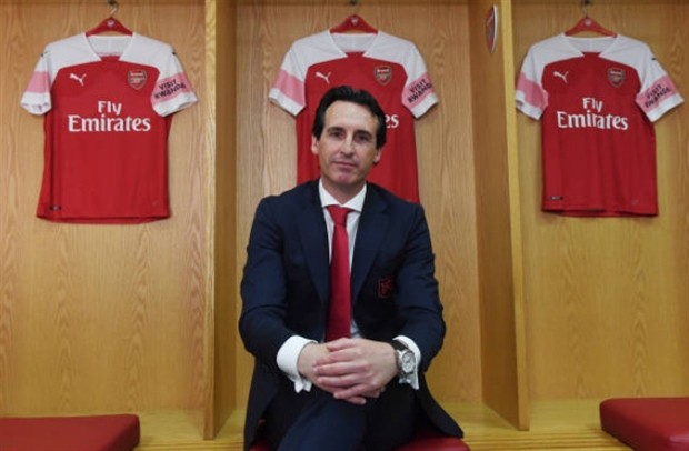  Unai Emery ngượng ngùng cầm trên tay chiếc áo của Arsenal - Bóng Đá