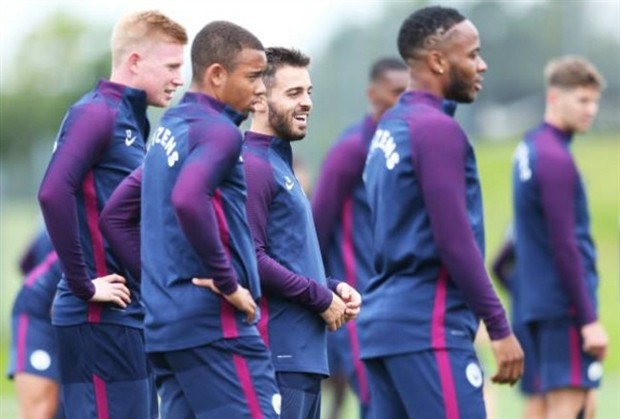Tân binh Bernardo Silva liên tục pha trò trên sân tập của Man City - Bóng Đá