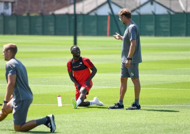 Klopp chăm sóc tận tình 'số 8' mới của Liverpool tại Melwood - Bóng Đá