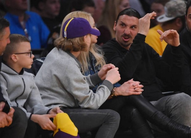 Ibra trông cực kỳ nhỏ bé khi đứng bên cạnh huyền thoại làng NBA - Bóng Đá