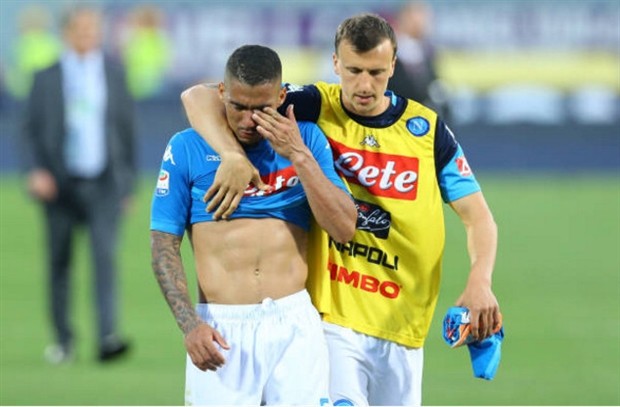 Cầu thủ gục ngã, CĐV Napoli chết lặng nhìn Scudetto xa dần - Bóng Đá