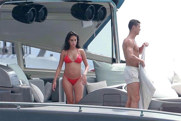 Bầu bì, bạn gái vẫn 'hết mình' với Ronaldo giữa biển - Bóng Đá