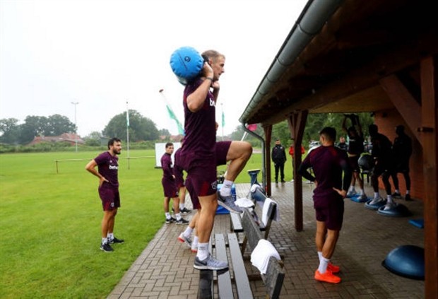 Joe Hart nỗ lực ghi điểm trên sân tập của West Ham - Bóng Đá