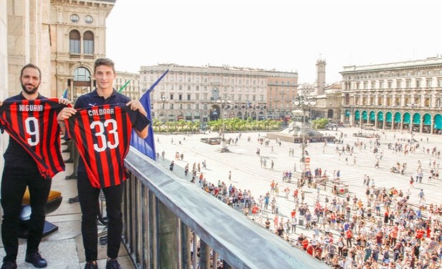 Nghìn người hân hoan chào mừng Higuain và Caldara tới Milan - Bóng Đá