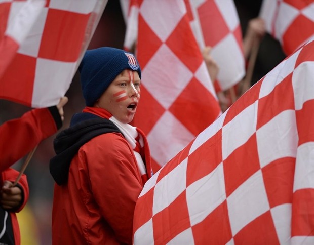 Vì đội bóng, fan nào 'trâu' nhất Premier League (P.1) - Bóng Đá