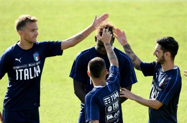 Tóc của Balotelli trở thành tâm điểm sờ mó trên tuyển Italia - Bóng Đá