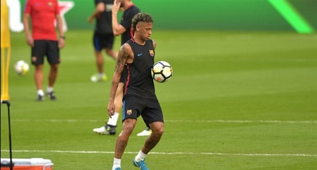 Bị Roma từ chối, Mahrez 'hết ga' trên sân tập của Leicester - Bóng Đá