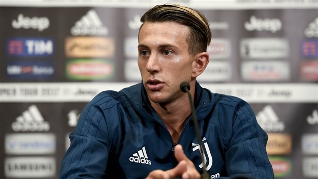 'Mất' số 10, Bernardeschi vẫn vui vẻ khoe áo mới của Juventus - Bóng Đá