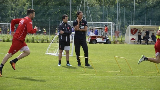 Tượng đài Nesta nghiêm nghị trong ngày đầu làm HLV tại Perugia - Bóng Đá