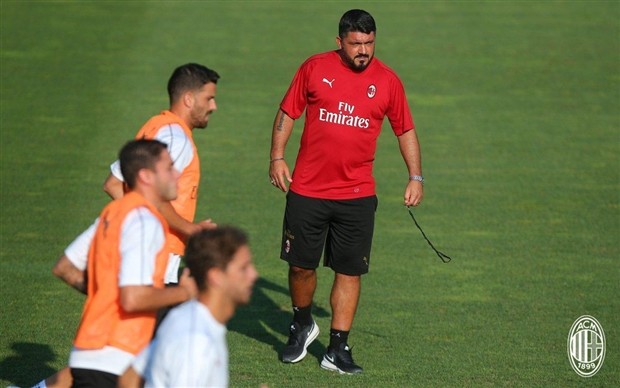 Dàn sếp mới Milan thị sát Higuain tập luyện - Bóng Đá