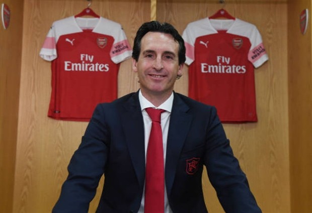  Unai Emery ngượng ngùng cầm trên tay chiếc áo của Arsenal - Bóng Đá