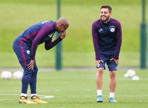 Tân binh Bernardo Silva liên tục pha trò trên sân tập của Man City - Bóng Đá