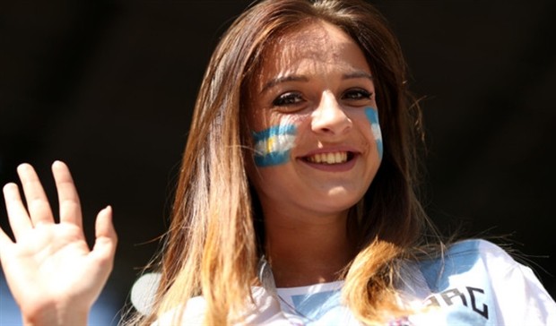 Maradona và dàn mỹ nữ xuất hiện trong ngày ra quân của Argentina - Bóng Đá