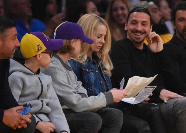 Ibra trông cực kỳ nhỏ bé khi đứng bên cạnh huyền thoại làng NBA - Bóng Đá