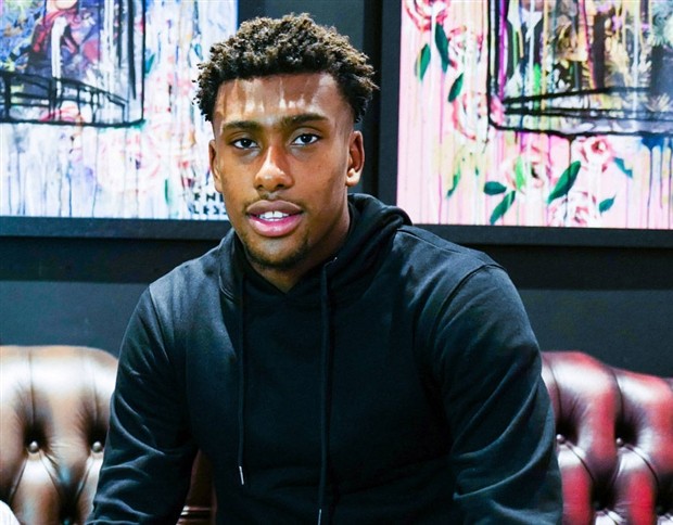 Bellerin và Iwobi đắm chìm trong thế giới 'Endless' - Bóng Đá