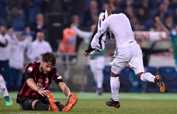 Hủy diệt Milan, Buffon ôm đồng đội khóc nức nở  - Bóng Đá