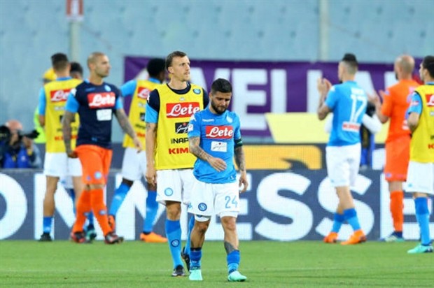 Cầu thủ gục ngã, CĐV Napoli chết lặng nhìn Scudetto xa dần - Bóng Đá