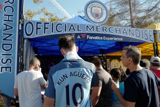 Fan treo bảng tìm Ronaldo trước giờ Real đại chiến Man City - Bóng Đá