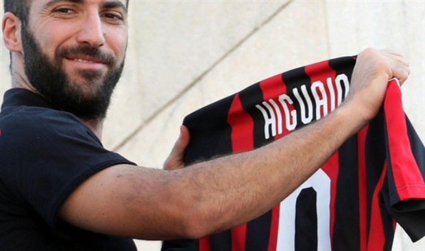 Nghìn người hân hoan chào mừng Higuain và Caldara tới Milan - Bóng Đá