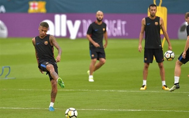 Bị Roma từ chối, Mahrez 'hết ga' trên sân tập của Leicester - Bóng Đá