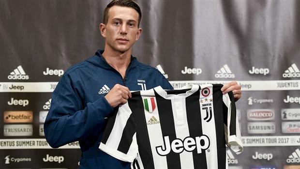 'Mất' số 10, Bernardeschi vẫn vui vẻ khoe áo mới của Juventus - Bóng Đá