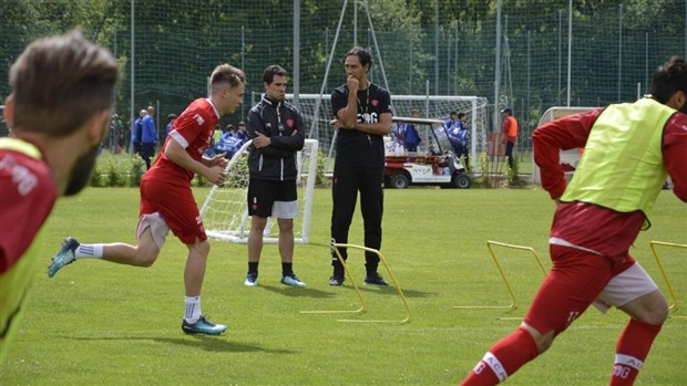 Tượng đài Nesta nghiêm nghị trong ngày đầu làm HLV tại Perugia - Bóng Đá