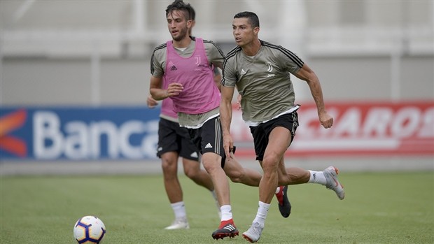 HLV Allegri đầy nghiêm khắc trong buổi tập đầu cùng Ronaldo - Bóng Đá