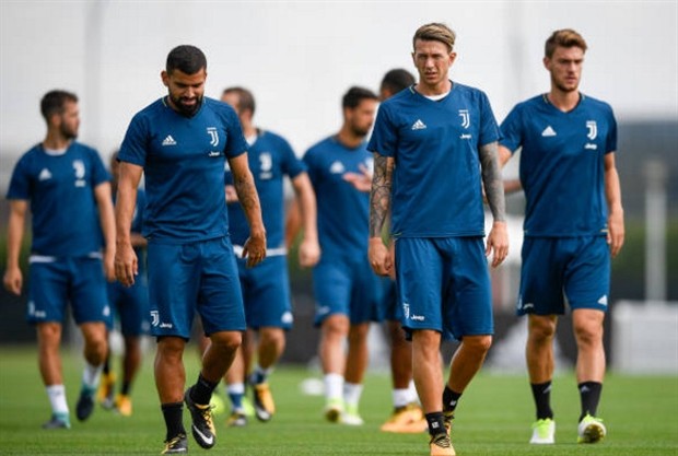 Hồi phục chấn thương, Szczesny tranh thủ biểu diễn trước mặt Buffon  - Bóng Đá