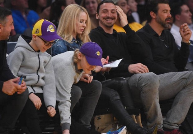 Ibra trông cực kỳ nhỏ bé khi đứng bên cạnh huyền thoại làng NBA - Bóng Đá