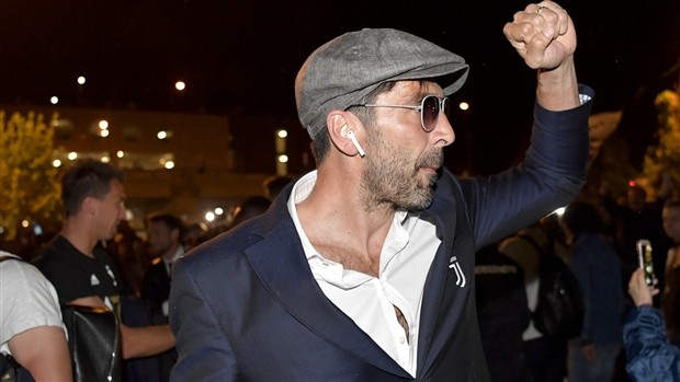 Buffon và đồng đội quẩy nhiệt tình cùng 300 'anh em' tại Turin - Bóng Đá