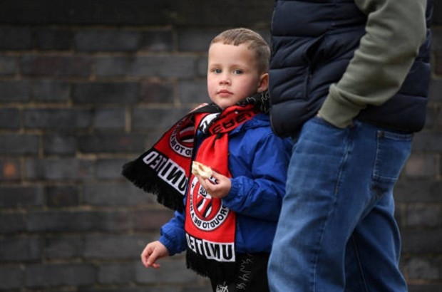 Fan nhí Man Utd múa bóng điệu nghệ trước Old Trafford - Bóng Đá